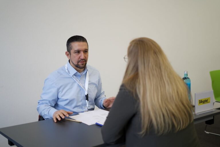 Zwei Menschen in einem Gespräch an einem Tisch