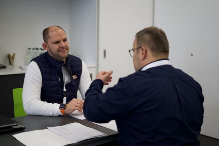 Zwei Menschen in einem Gespräch an einem Tisch
