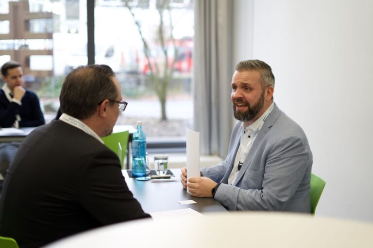 Zwei Menschen in einem Gespräch an einem Tisch