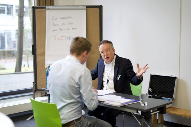 Zwei Menschen in einem Gespräch an einem Tisch