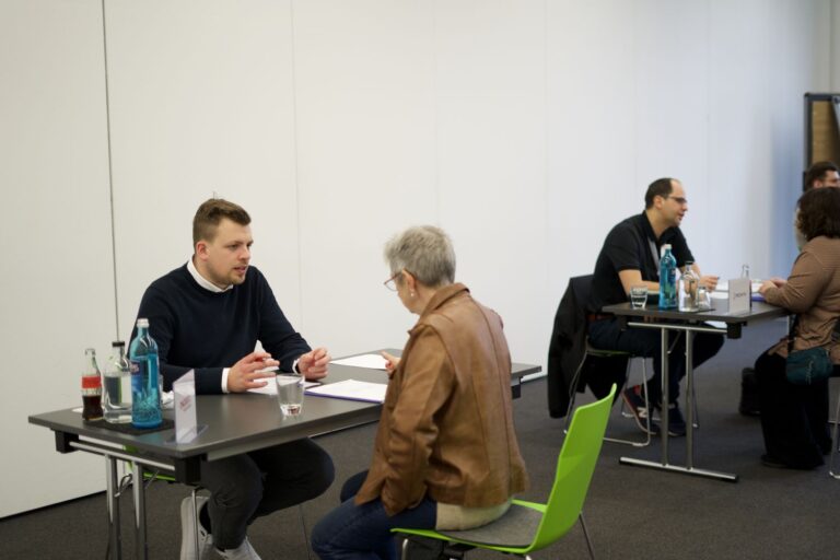 Zwei Menschen in einem Gespräch an einem Tisch