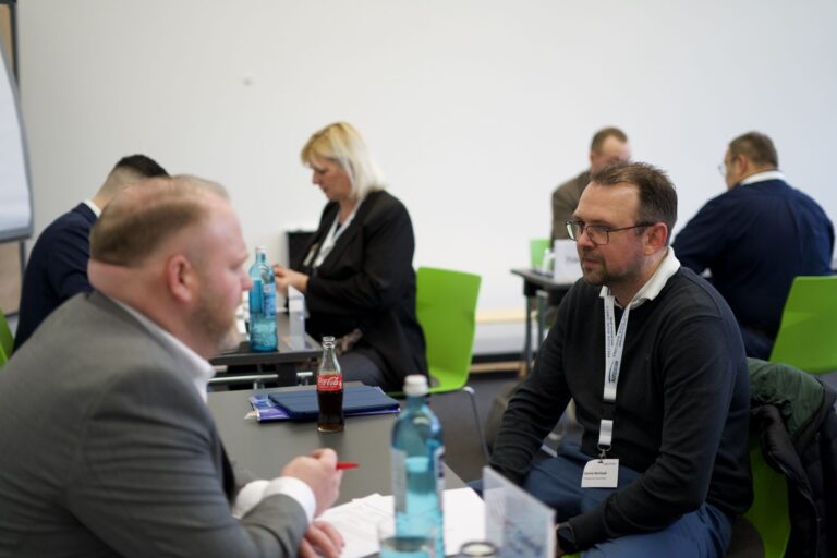 Zwei Menschen in einem Gespräch an einem Tisch