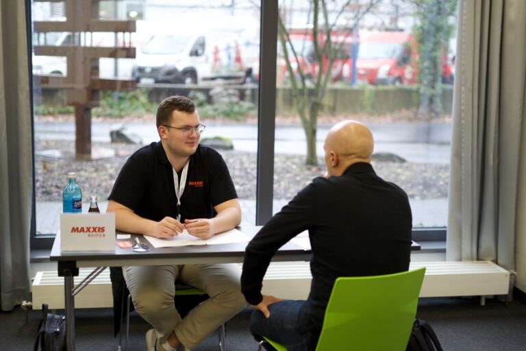 Zwei Menschen in einem Gespräch an einem Tisch