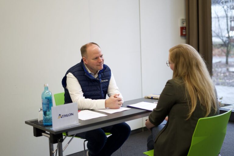 Zwei Menschen in einem Gespräch an einem Tisch