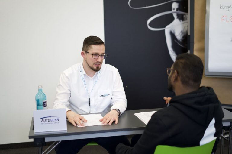 Zwei Menschen in einem Gespräch an einem Tisch